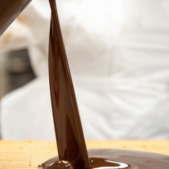 Création en cours. ✨ 

Dans notre atelier de la Trinité, le chocolat coule toujours à flot entre les mains expertes de nos pâtissiers passionnés. Pour vous, ils donnent vie chaque jour aux saveurs uniques de nos créations signature. 

Chocolat, biscuit macaron et noisettes caramélisées... aurez-vous reconnu celle-ci ? 😉

#patisserielac #LacNice #IloveNice #Chocolat #chocolate #food #foodlover #chocolatelover #frenchriviera #patisserie #artisan
