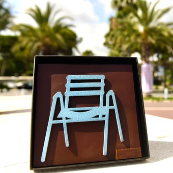 Inspiration locale. 🌴

Quoi de plus emblématique de la ville de Nice que ses chaises bleues alignées sous les palmiers, immortalisées par l'œuvre de @sabpainter ? 

Laissez-vous séduire par notre déclinaison gourmande pensée en collaboration avec l'artiste. une création au chocolat noir Caraïbes 66% et amandes, aussi gourmande qu'artistique.

Prêts à goûter aux saveurs locales ? 😉

#patisserielac #LacNice #IloveNice #Chocolat #creation #coffret #chaisesbleues #chaisedesab #nice #frenchriviera #patissier #patisserie