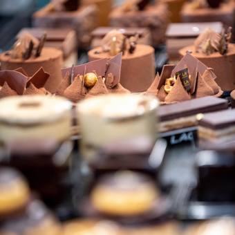 Déclinaison chocolat. 

En automne, les notes chocolatées sont reines. Nos créations les accordent selon vos envies. 

Saveurs intemporelles de la religieuse ou de l'opéra, association caramel avec la tarte Vietnam, mariage du praliné avec le Craquelin... 

Quelle création choisirez-vous ? ☺️ 

#patisserielac #LacNice #IloveNice #Chocolat #chocolate #chocolatelover #pastry #pastrychef #frenchpastry #patissier #patisserie #artisanpatissier #frenchriviera #cotedazur #nice
