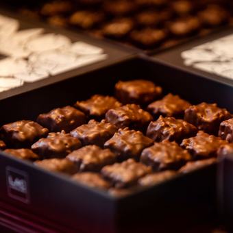 Idée cadeau : les carrés pralinés.

Pour remercier vos proches ou vos collaborateurs, offrez-leur l'une des dernières créations de nos chocolatiers : les carrés pralinés. Un délicieux cœur praliné amande/noisette fondant, parsemé d'amandes hachées caramélisées et enrobé d'un chocolat noir 66% origine Caraïbes. Une confiserie qui repousse les limites de la gourmandise.

Une attention sublimée par un écrin unique et raffiné, pensé en collaboration avec @sabpainter 🖌️

Les avez-vous déjà goûtés ?

Crédit : Esterel Photo

#patissier #patisserie #chocolatelover #chocolat #chocolatier #christmas #christmasmood #noel #cadeeau #ideecadeau #chef #pastrychef #patisserielac